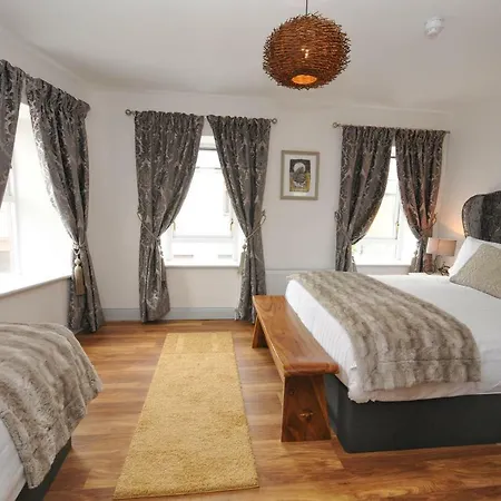 At The Old Barracks 3* أثنراي